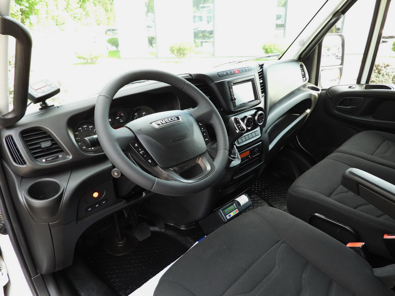 IVECO DAILY 70C17 REFRIGERATOR 1*C LIFT 10 PALLETS POWER SUPPLY 230V CRUISE CONTROL AIR CONDITIONING PNEUMATICS AUTOMATIC TRANSMISSION HI-MATIC TWIN WHEELS  170HP - Frigorífico camión: foto 2 IVECO DAILY 70C17 REFRIGERATOR 1*C LIFT 10 PALLETS POWER SUPPLY 230V CRUISE CONTROL AIR CONDITIONING PNEUMATICS AUTOMATIC TRANSMISSION HI-MATIC TWIN WHEELS  170HP - Frigorífico camión: foto 2