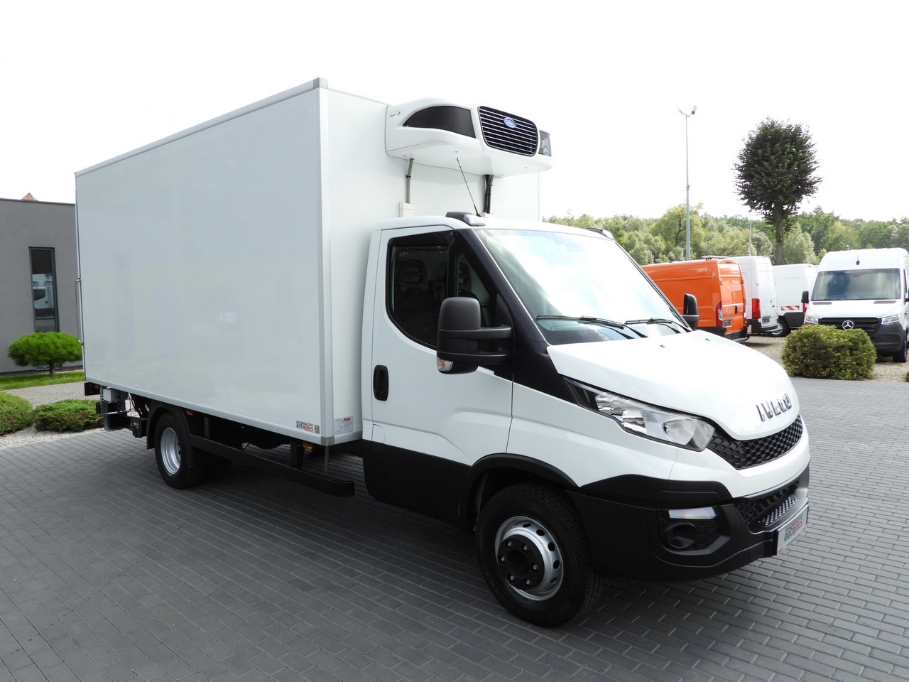 IVECO DAILY 70C17 REFRIGERATOR 1*C LIFT 10 PALLETS POWER SUPPLY 230V CRUISE CONTROL AIR CONDITIONING PNEUMATICS AUTOMATIC TRANSMISSION HI-MATIC TWIN WHEELS  170HP - Frigorífico camión: foto 4 IVECO DAILY 70C17 REFRIGERATOR 1*C LIFT 10 PALLETS POWER SUPPLY 230V CRUISE CONTROL AIR CONDITIONING PNEUMATICS AUTOMATIC TRANSMISSION HI-MATIC TWIN WHEELS  170HP - Frigorífico camión: foto 4