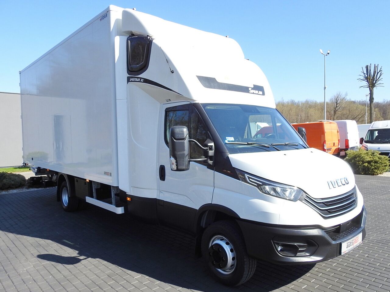 IVECO DAILY 70C18 BOX LIFT 14 PALLETS WEBASTO CRUISE CONTROL NAVIGATION LED LIGHTS TWIN WHEELS AIR CONDITIONING 180HP - Camión caja cerrada: foto 4 IVECO DAILY 70C18 BOX LIFT 14 PALLETS WEBASTO CRUISE CONTROL NAVIGATION LED LIGHTS TWIN WHEELS AIR CONDITIONING 180HP - Camión caja cerrada: foto 4