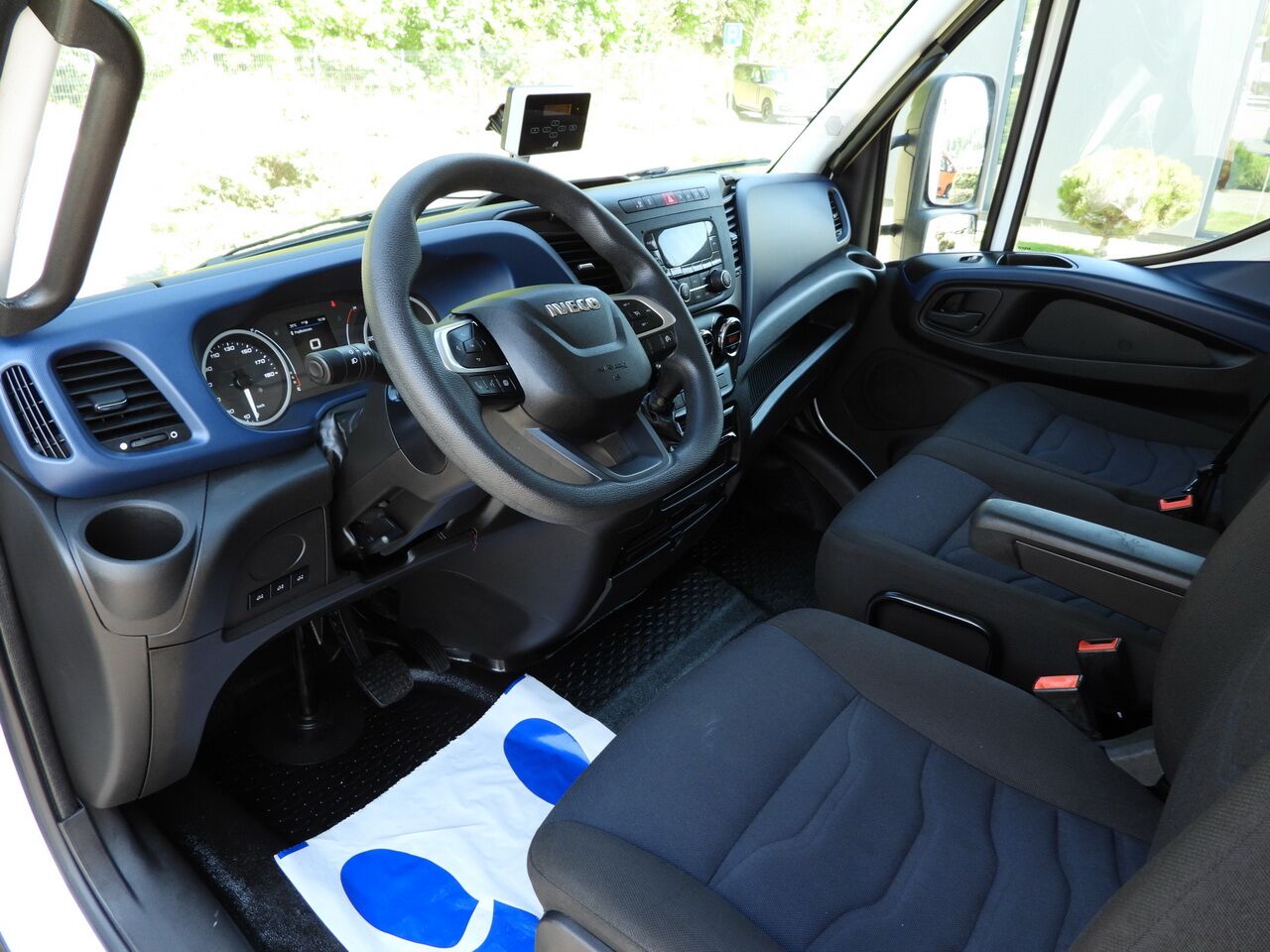 IVECO DAILY 72C18 LIFT 14 PALLETS CRUISE CONTROL PNEUMATICS AUTOMATIC TRANSMISSION HI-MATIC TWIN WHEELS AIR CONDITIONING 180HP - Camión caja cerrada: foto 2 IVECO DAILY 72C18 LIFT 14 PALLETS CRUISE CONTROL PNEUMATICS AUTOMATIC TRANSMISSION HI-MATIC TWIN WHEELS AIR CONDITIONING 180HP - Camión caja cerrada: foto 2