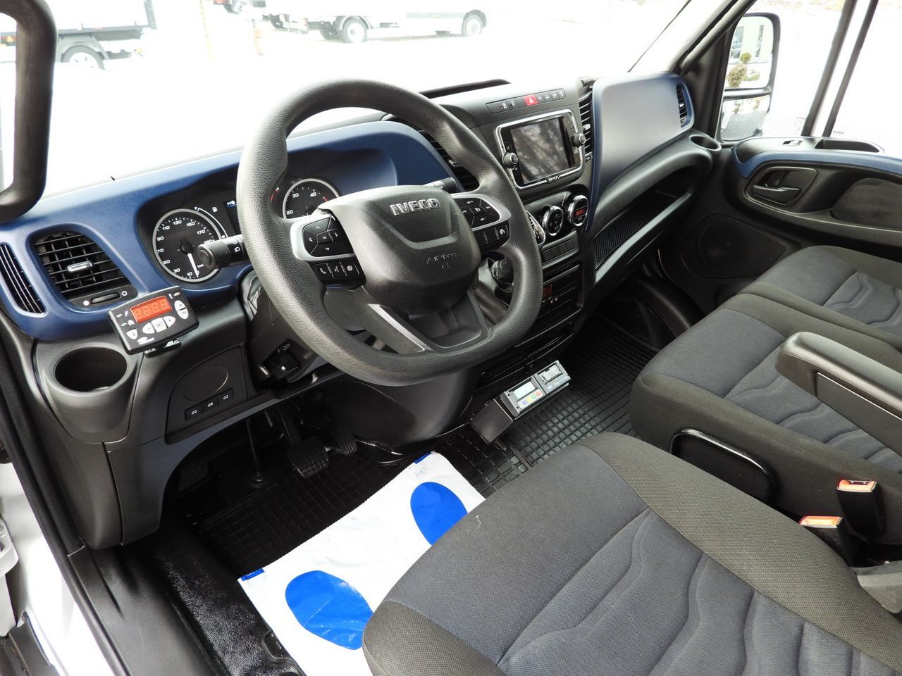 IVECO DAILY 72C18 REGRIGERATOR BOX -10*C LIFT 9 PALLETS POWER SUPPLY 230V CRUISE CONTROL NAVIGATION PNEUMATICS AUTOMATIC TRANSMISSION HI-MATIC TWIN WHEELS AIR CONDITIONING 180HP - Frigorífico camión: foto 2 IVECO DAILY 72C18 REGRIGERATOR BOX -10*C LIFT 9 PALLETS POWER SUPPLY 230V CRUISE CONTROL NAVIGATION PNEUMATICS AUTOMATIC TRANSMISSION HI-MATIC TWIN WHEELS AIR CONDITIONING 180HP - Frigorífico camión: foto 2
