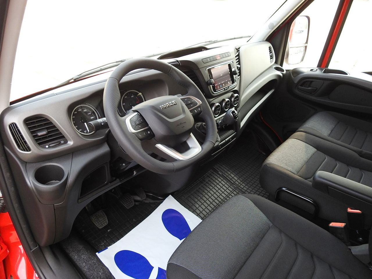 IVECO DAILY NEW TARPAULIN 10 PALLETS WEBASTO CRUISE CONTROL NAVIGATION AIR CONDITIONING LED LIGHTS  180HP - Furgoneta con caja de lona: foto 2 IVECO DAILY NEW TARPAULIN 10 PALLETS WEBASTO CRUISE CONTROL NAVIGATION AIR CONDITIONING LED LIGHTS  180HP - Furgoneta con caja de lona: foto 2
