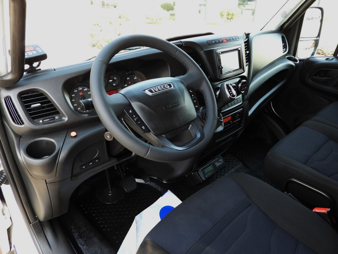 IVECO DAILY REGRIGERATOR BOX -10*C LIFT 9 PALLETS POWER SUPPLY 230V CRUISE CONTROL PNEUMATICS AUTOMATIC TRANSMISSION HI-MATIC TWIN WHEELS AIR CONDITIONING 170HP - Frigorífico camión: foto 2 IVECO DAILY REGRIGERATOR BOX -10*C LIFT 9 PALLETS POWER SUPPLY 230V CRUISE CONTROL PNEUMATICS AUTOMATIC TRANSMISSION HI-MATIC TWIN WHEELS AIR CONDITIONING 170HP - Frigorífico camión: foto 2