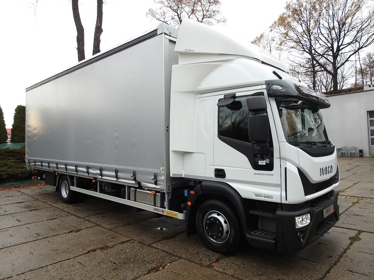 IVECO EUROCARGO 120-250 NEW TARPAULIN LIFT 18 PALLETS WEBASTO CRUISE CONTROL AIR CONDITIONING LED LIGHTS PNEUMATICS AUTOMATIC TRANSMISSION HI-MATIC 250HP - Furgoneta con caja de lona: foto 4 IVECO EUROCARGO 120-250 NEW TARPAULIN LIFT 18 PALLETS WEBASTO CRUISE CONTROL AIR CONDITIONING LED LIGHTS PNEUMATICS AUTOMATIC TRANSMISSION HI-MATIC 250HP - Furgoneta con caja de lona: foto 4