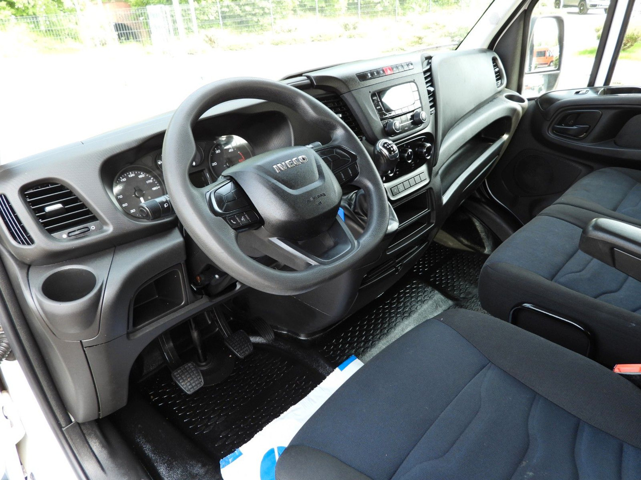 Iveco DAILY 35S12 PRITSCHE DOPPELKABINE DOKA 7 SITZE - Caja abierta furgoneta, Furgoneta combi: foto 2 Iveco DAILY 35S12 PRITSCHE DOPPELKABINE DOKA 7 SITZE - Caja abierta furgoneta, Furgoneta combi: foto 2