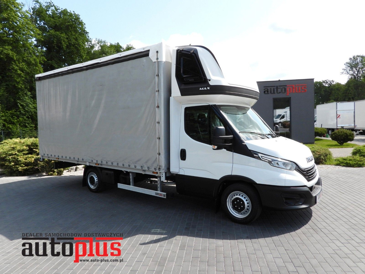 Iveco DAILY 35S18 PRITSCHE PLANE 10 PALETTEN TEMPOMAT - Furgoneta con caja de lona: foto 1 Iveco DAILY 35S18 PRITSCHE PLANE 10 PALETTEN TEMPOMAT - Furgoneta con caja de lona: foto 1