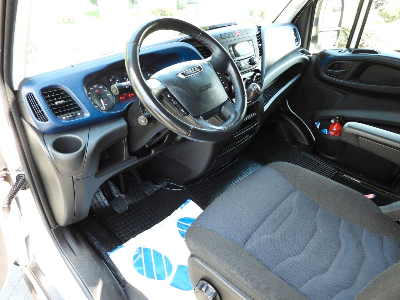 Iveco DAILY 35S18 PRITSCHE PLANE 10 PALETTEN WEBASTO - Furgoneta con caja de lona, Furgoneta combi: foto 2 Iveco DAILY 35S18 PRITSCHE PLANE 10 PALETTEN WEBASTO - Furgoneta con caja de lona, Furgoneta combi: foto 2
