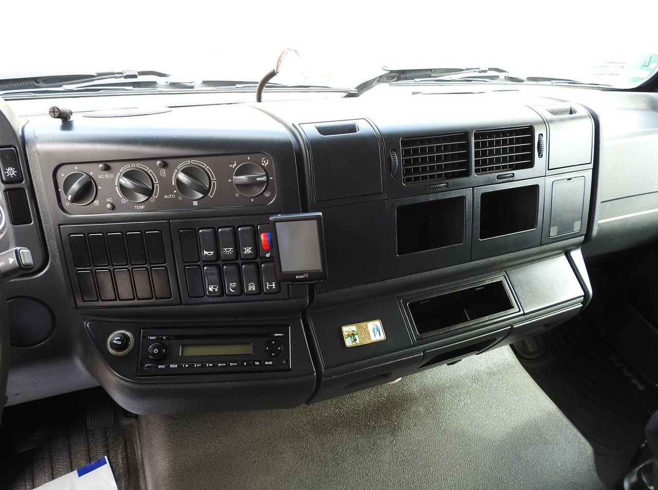 Camión lona MAN TGM 15.290 TARPAULIN LIFT 18 PALLETS CRUISE CONTROL TWIN WHEELS AIR CONDITIONING 290HP: foto 50 Camión lona MAN TGM 15.290 TARPAULIN LIFT 18 PALLETS CRUISE CONTROL TWIN WHEELS AIR CONDITIONING 290HP: foto 50