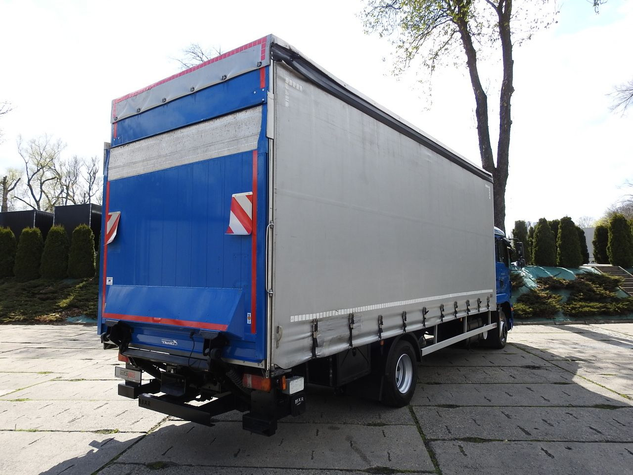 MAN TGM 15.290 TARPAULIN LIFT 18 PALLETS CRUISE CONTROL TWIN WHEELS AIR CONDITIONING 290HP - Furgoneta con caja de lona: foto 3 MAN TGM 15.290 TARPAULIN LIFT 18 PALLETS CRUISE CONTROL TWIN WHEELS AIR CONDITIONING 290HP - Furgoneta con caja de lona: foto 3