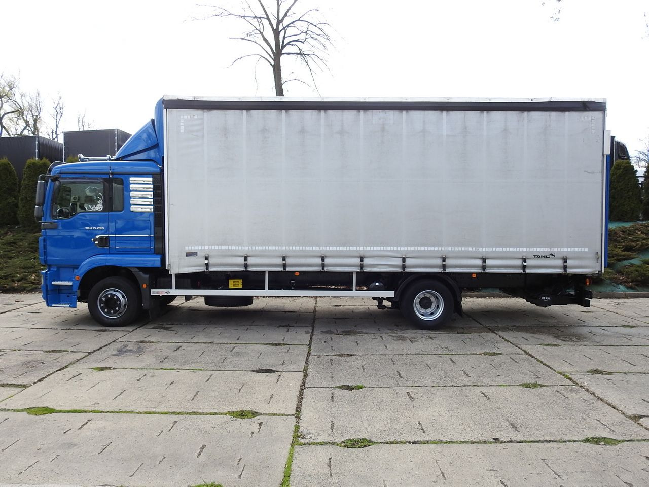 Camión lona MAN TGM 15.290 TARPAULIN LIFT 18 PALLETS CRUISE CONTROL TWIN WHEELS AIR CONDITIONING 290HP: foto 9 Camión lona MAN TGM 15.290 TARPAULIN LIFT 18 PALLETS CRUISE CONTROL TWIN WHEELS AIR CONDITIONING 290HP: foto 9