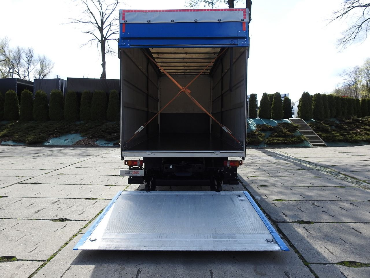 Camión lona MAN TGM 15.290 TARPAULIN LIFT 18 PALLETS CRUISE CONTROL TWIN WHEELS AIR CONDITIONING 290HP: foto 13 Camión lona MAN TGM 15.290 TARPAULIN LIFT 18 PALLETS CRUISE CONTROL TWIN WHEELS AIR CONDITIONING 290HP: foto 13