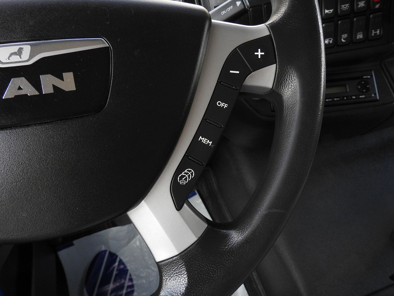 Camión lona MAN TGM 15.290 TARPAULIN LIFT 18 PALLETS CRUISE CONTROL TWIN WHEELS AIR CONDITIONING 290HP: foto 47 Camión lona MAN TGM 15.290 TARPAULIN LIFT 18 PALLETS CRUISE CONTROL TWIN WHEELS AIR CONDITIONING 290HP: foto 47