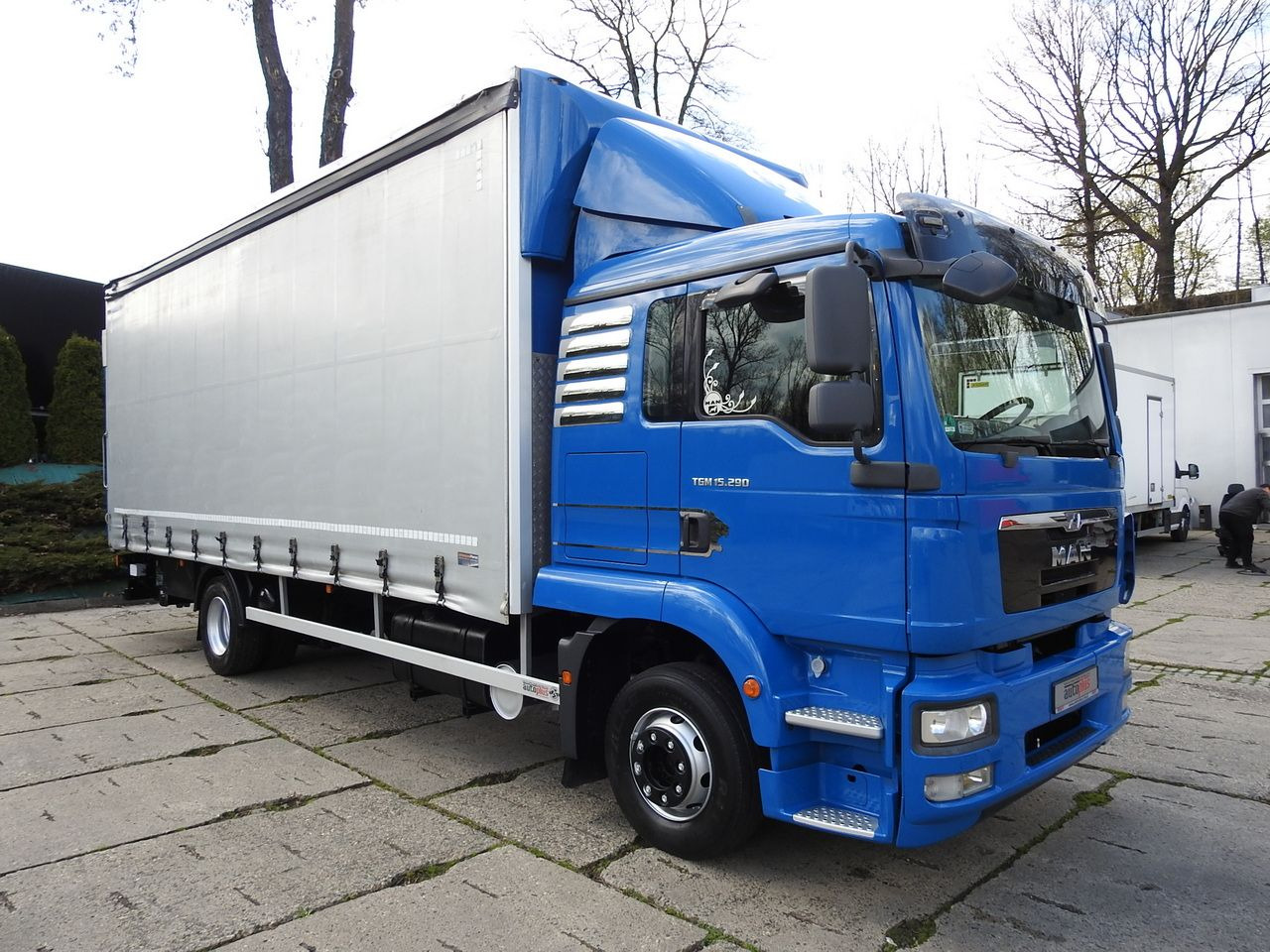 MAN TGM 15.290 TARPAULIN LIFT 18 PALLETS CRUISE CONTROL TWIN WHEELS AIR CONDITIONING 290HP - Furgoneta con caja de lona: foto 4 MAN TGM 15.290 TARPAULIN LIFT 18 PALLETS CRUISE CONTROL TWIN WHEELS AIR CONDITIONING 290HP - Furgoneta con caja de lona: foto 4