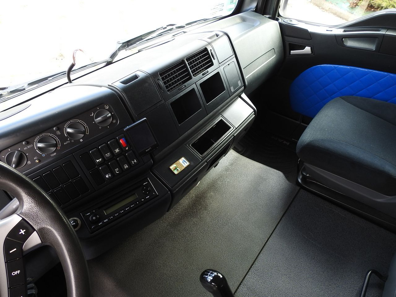 Camión lona MAN TGM 15.290 TARPAULIN LIFT 18 PALLETS CRUISE CONTROL TWIN WHEELS AIR CONDITIONING 290HP: foto 48 Camión lona MAN TGM 15.290 TARPAULIN LIFT 18 PALLETS CRUISE CONTROL TWIN WHEELS AIR CONDITIONING 290HP: foto 48