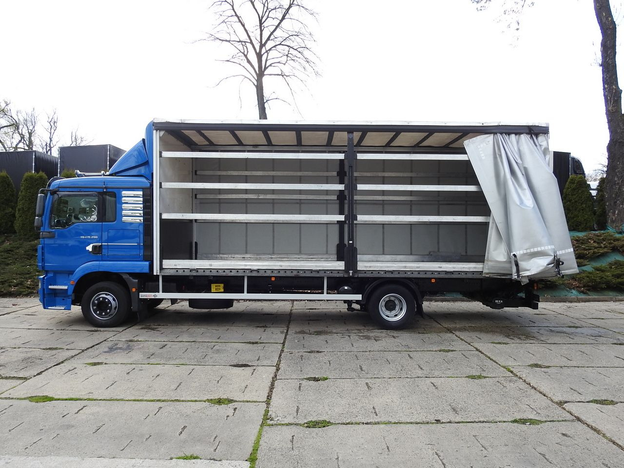 Camión lona MAN TGM 15.290 TARPAULIN LIFT 18 PALLETS CRUISE CONTROL TWIN WHEELS AIR CONDITIONING 290HP: foto 7 Camión lona MAN TGM 15.290 TARPAULIN LIFT 18 PALLETS CRUISE CONTROL TWIN WHEELS AIR CONDITIONING 290HP: foto 7