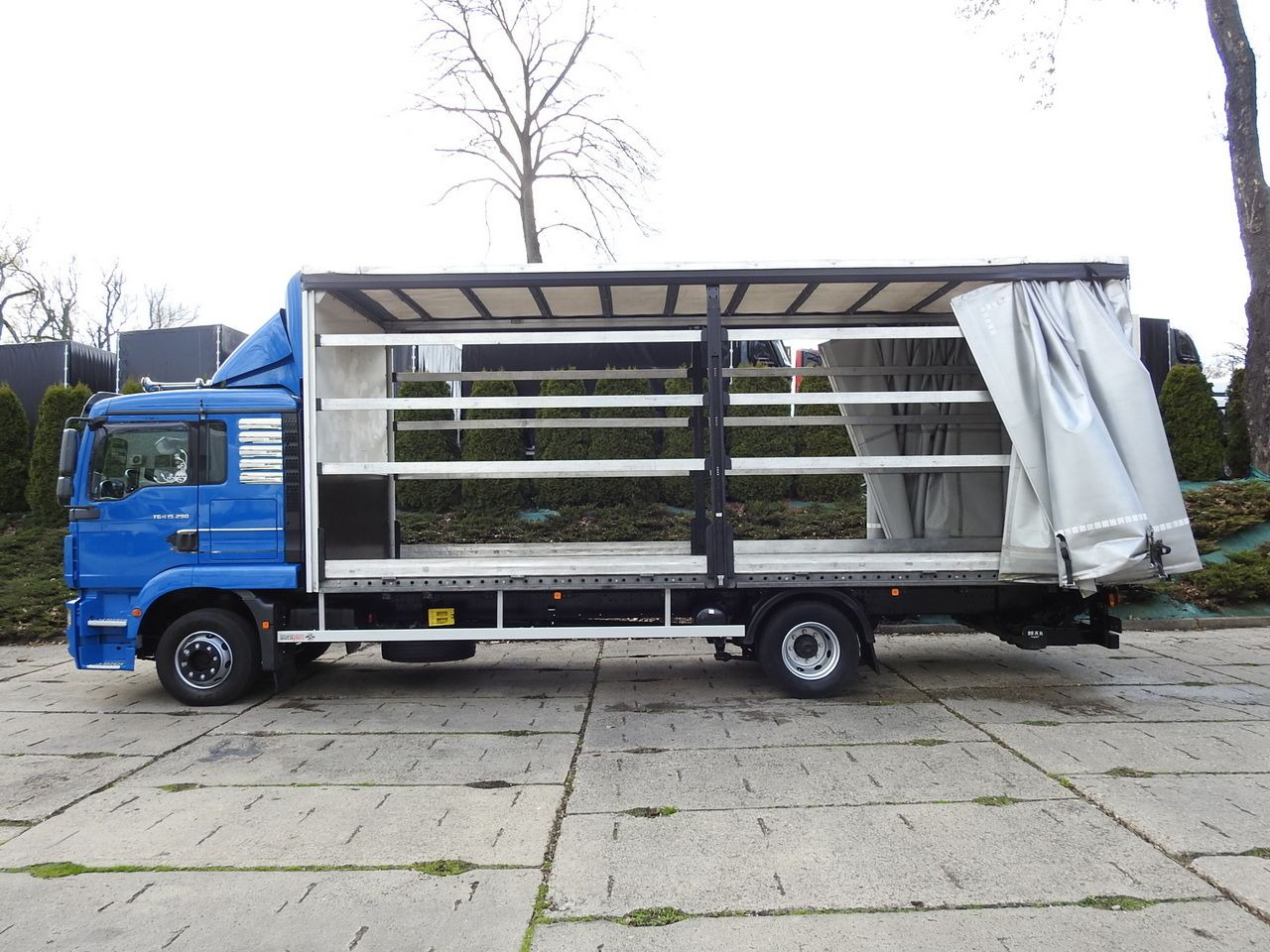 Camión lona MAN TGM 15.290 TARPAULIN LIFT 18 PALLETS CRUISE CONTROL TWIN WHEELS AIR CONDITIONING 290HP: foto 8 Camión lona MAN TGM 15.290 TARPAULIN LIFT 18 PALLETS CRUISE CONTROL TWIN WHEELS AIR CONDITIONING 290HP: foto 8