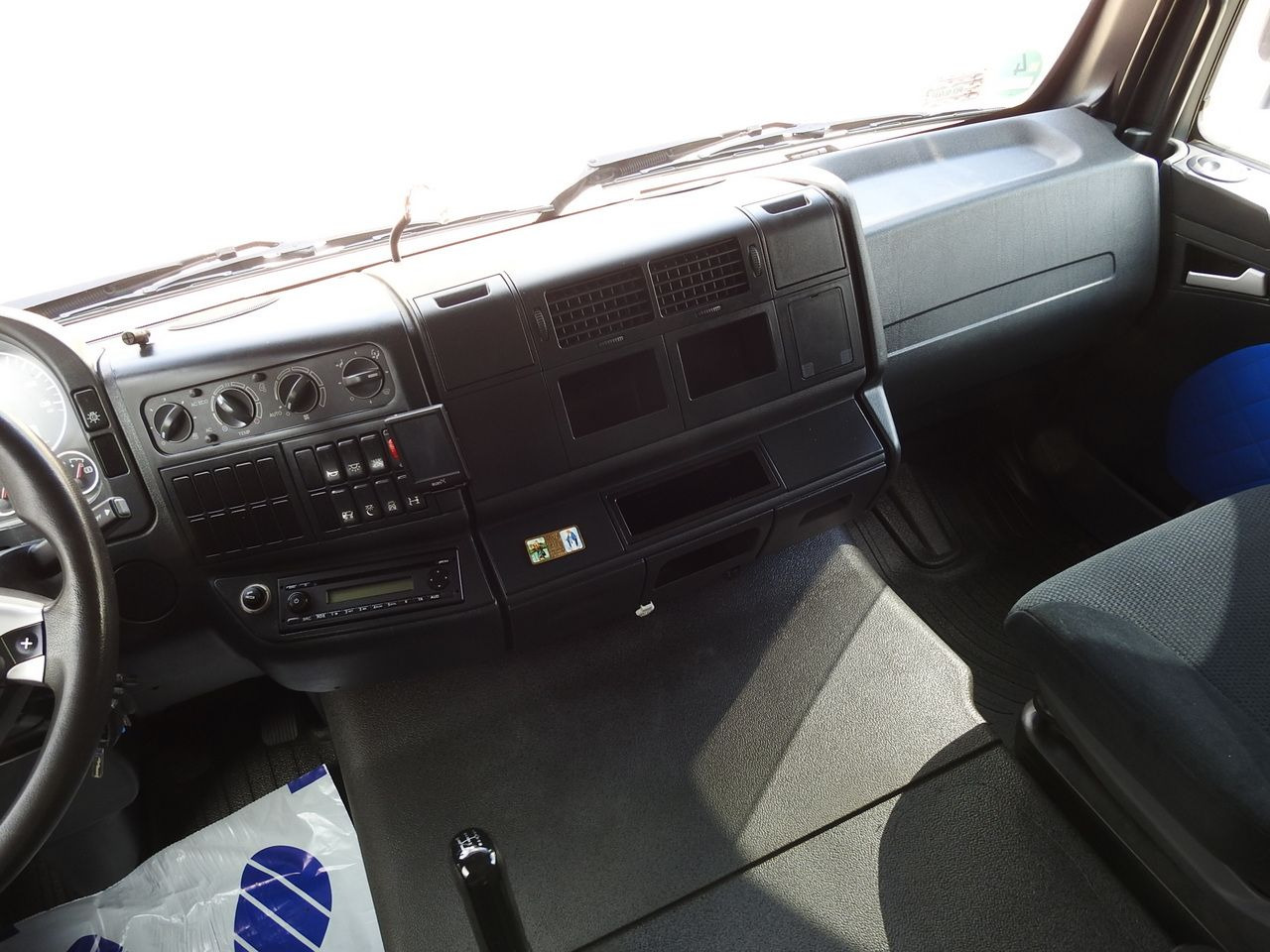 Camión lona MAN TGM 15.290 TARPAULIN LIFT 18 PALLETS CRUISE CONTROL TWIN WHEELS AIR CONDITIONING 290HP: foto 49 Camión lona MAN TGM 15.290 TARPAULIN LIFT 18 PALLETS CRUISE CONTROL TWIN WHEELS AIR CONDITIONING 290HP: foto 49