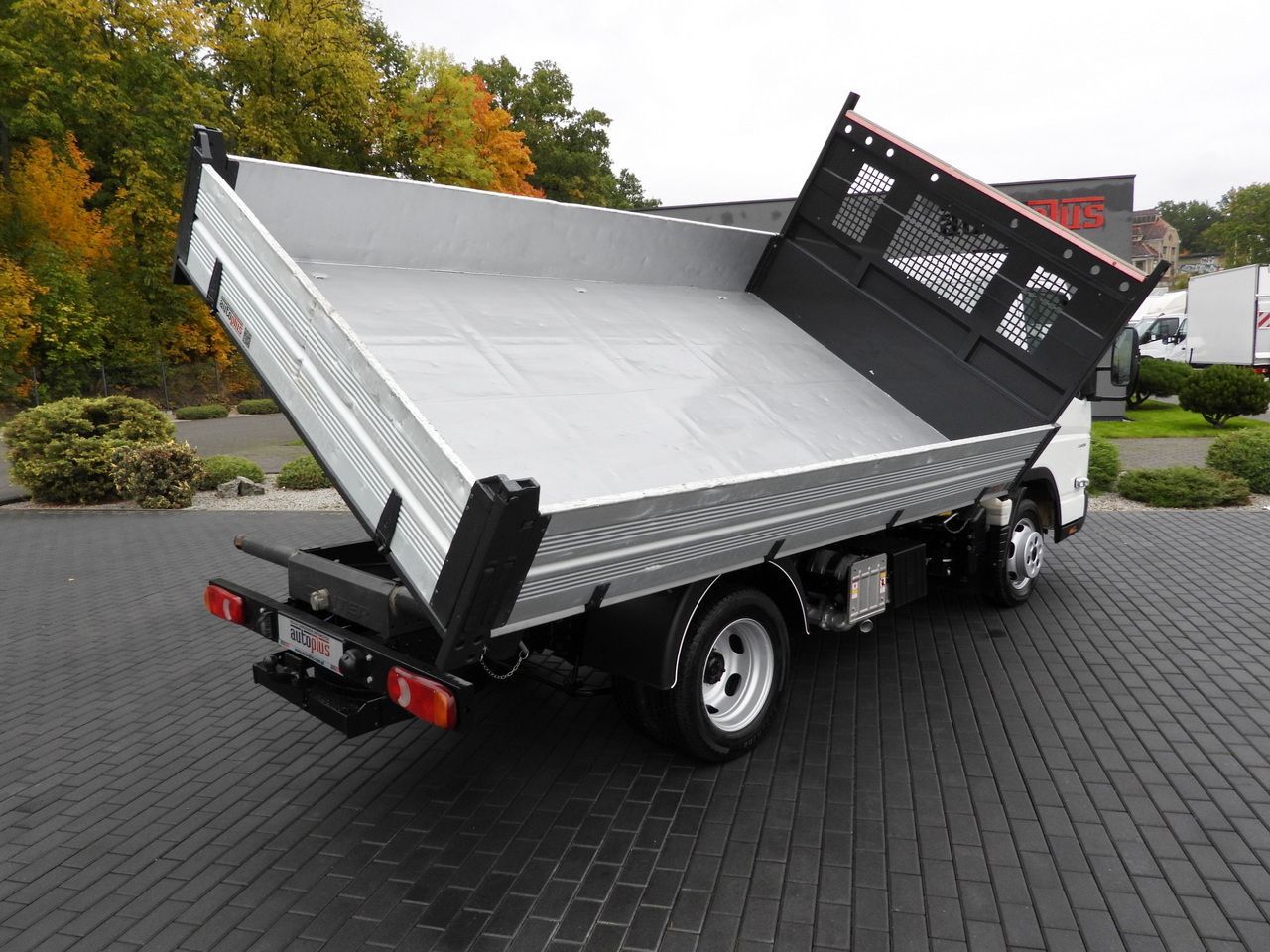 MITSUBISHI CANTER FUSO 3C15 THREE-WAY TIPPER 3 SEATS LED LIGHTS TWIN WHEELS 150HP - Volquete furgoneta: foto 3 MITSUBISHI CANTER FUSO 3C15 THREE-WAY TIPPER 3 SEATS LED LIGHTS TWIN WHEELS 150HP - Volquete furgoneta: foto 3