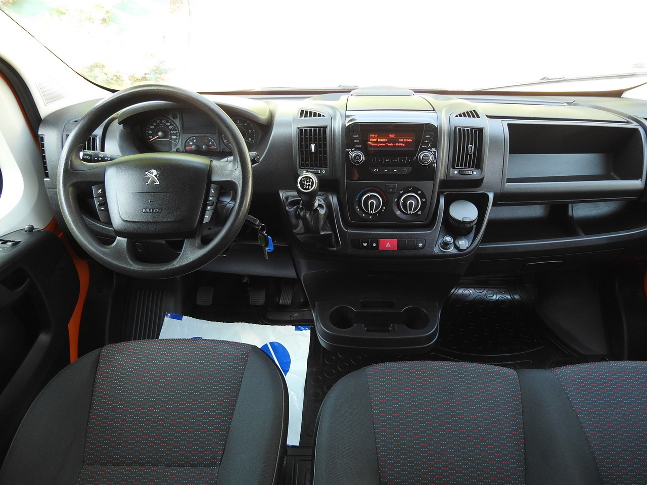 PEUGEOT BOXER BOX DELIVERY VAN 7 SEATS AIR CONDITIONING 120HP - Furgón: foto 2 PEUGEOT BOXER BOX DELIVERY VAN 7 SEATS AIR CONDITIONING 120HP - Furgón: foto 2