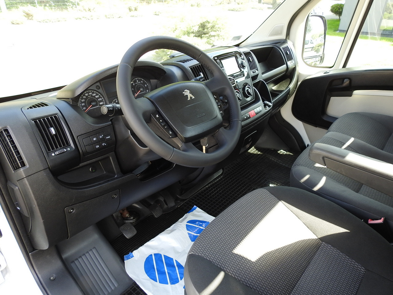 PEUGEOT BOXER THREE-WAY TIPPER AIR CONDITIONING 130HP - Volquete camión: foto 2 PEUGEOT BOXER THREE-WAY TIPPER AIR CONDITIONING 130HP - Volquete camión: foto 2