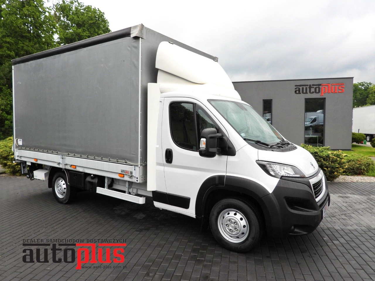 Peugeot BOXER PRITSCHE PLANE AUFZUG 8 PALETTEN TEMPOMAT - Furgoneta con caja de lona: foto 1 Peugeot BOXER PRITSCHE PLANE AUFZUG 8 PALETTEN TEMPOMAT - Furgoneta con caja de lona: foto 1