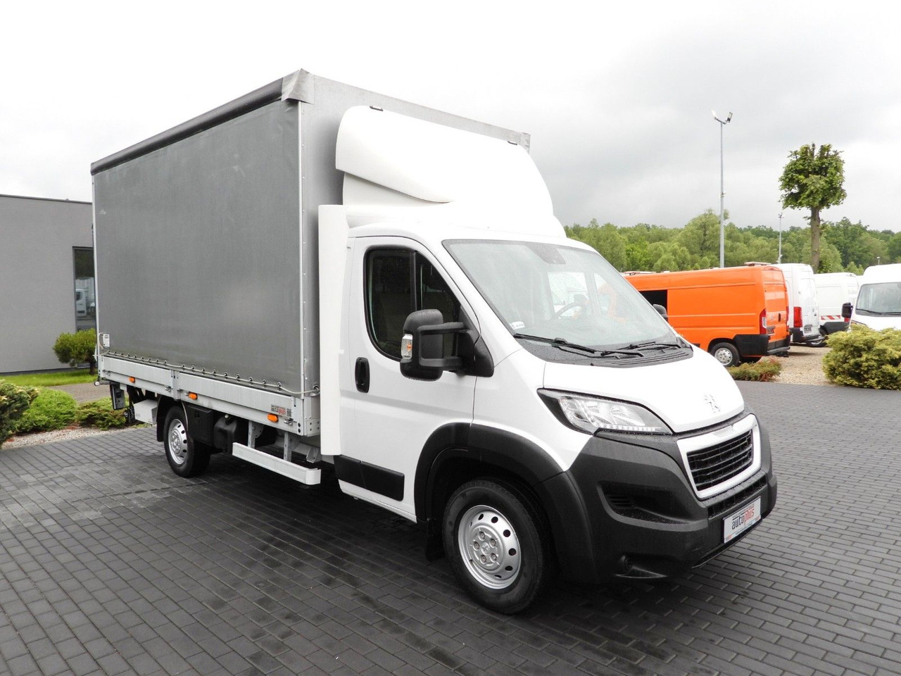 Peugeot BOXER PRITSCHE PLANE AUFZUG 8 PALETTEN TEMPOMAT - Furgoneta con caja de lona: foto 4 Peugeot BOXER PRITSCHE PLANE AUFZUG 8 PALETTEN TEMPOMAT - Furgoneta con caja de lona: foto 4
