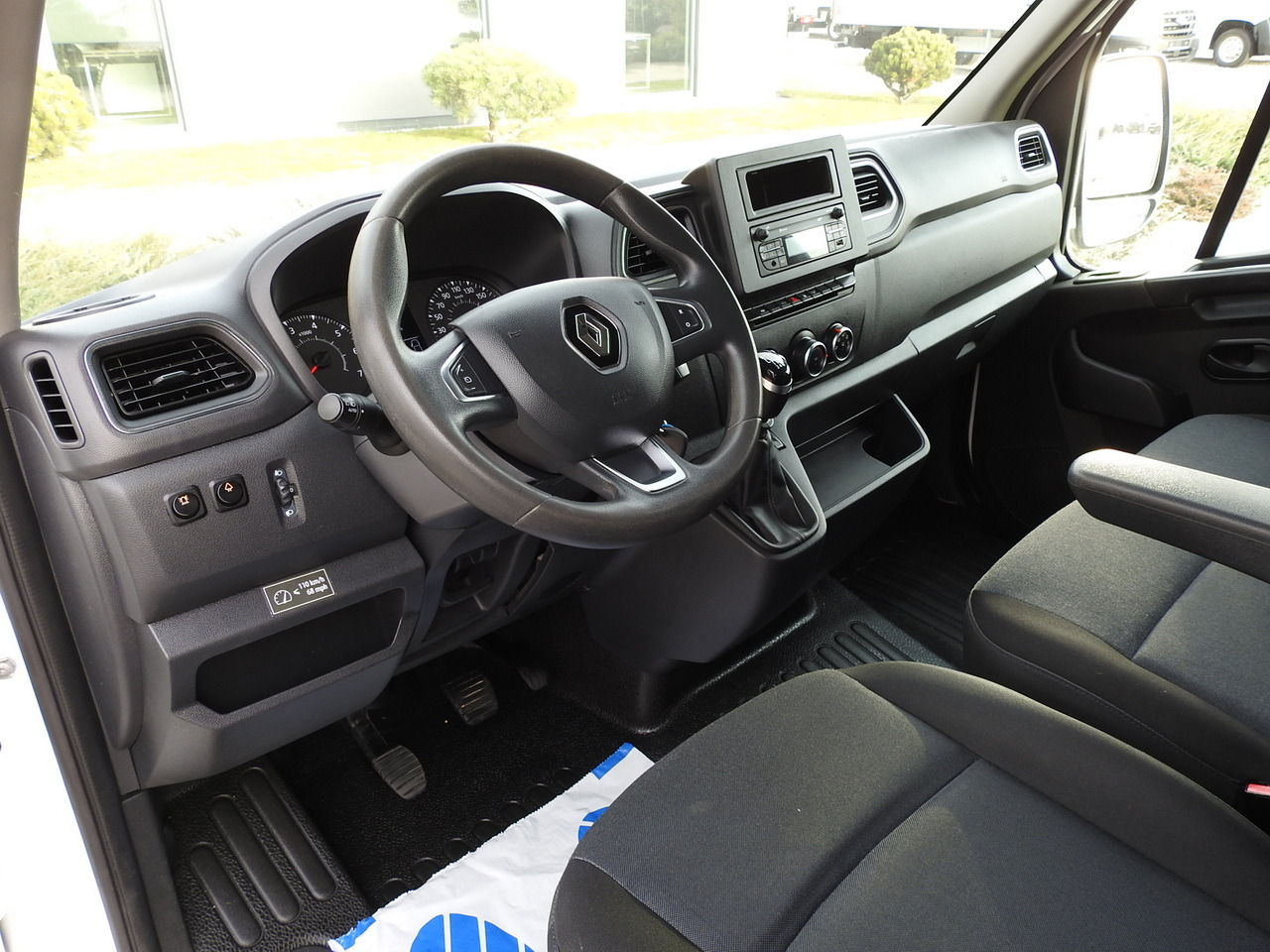 RENAULT MASTER BOX DELIVERY VAN 7 SEATS CRUISE CONTROL AIR CONDITIONING LED LIGHTS 135HP - Furgón: foto 2 RENAULT MASTER BOX DELIVERY VAN 7 SEATS CRUISE CONTROL AIR CONDITIONING LED LIGHTS 135HP - Furgón: foto 2