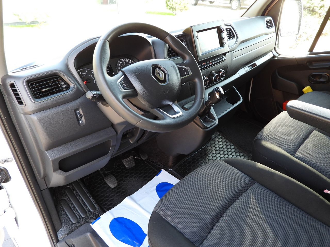 RENAULT MASTER BOX LIFT 8 PALLETS CRUISE CONTROL LED LIGHTS TWIN WHEELS AIR CONDITIONING  145HP - Frigorífico furgoneta: foto 2 RENAULT MASTER BOX LIFT 8 PALLETS CRUISE CONTROL LED LIGHTS TWIN WHEELS AIR CONDITIONING  145HP - Frigorífico furgoneta: foto 2