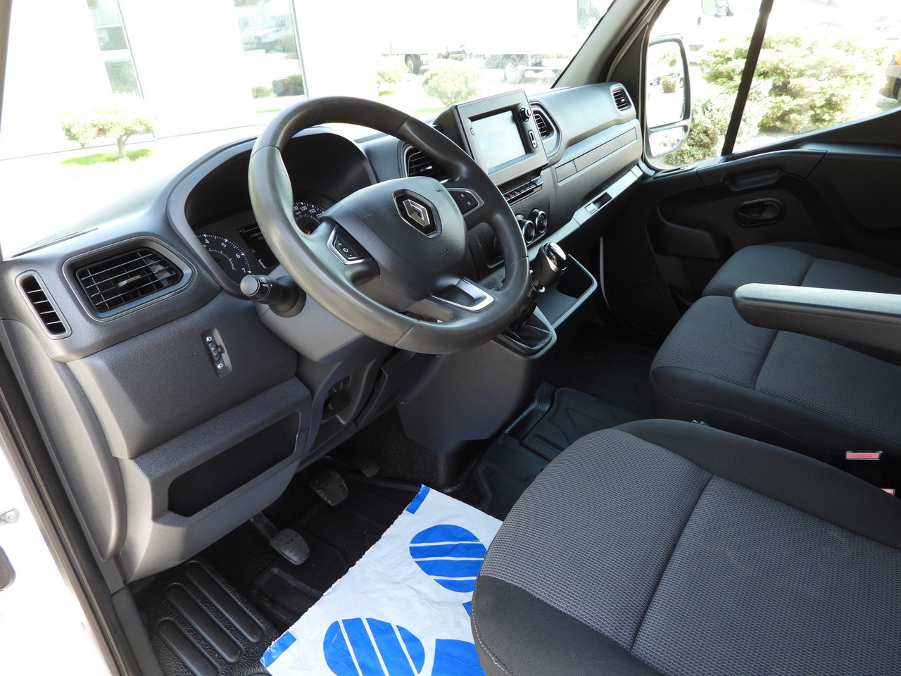 RENAULT MASTER BOX LIFT 8 PALLETS CRUISE CONTROL NAVIGATION LED LIGHTS TWIN WHEELS AIR CONDITIONING 145HP - Furgoneta: foto 2 RENAULT MASTER BOX LIFT 8 PALLETS CRUISE CONTROL NAVIGATION LED LIGHTS TWIN WHEELS AIR CONDITIONING 145HP - Furgoneta: foto 2