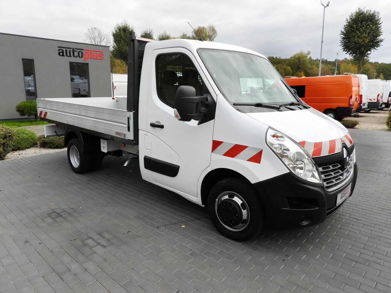 RENAULT MASTER STAKE BODY CRUISE CONTROL NAVIGATION TWIN WHEELS AIR CONDITIONING 130HP - Caja abierta furgoneta: foto 4 RENAULT MASTER STAKE BODY CRUISE CONTROL NAVIGATION TWIN WHEELS AIR CONDITIONING 130HP - Caja abierta furgoneta: foto 4