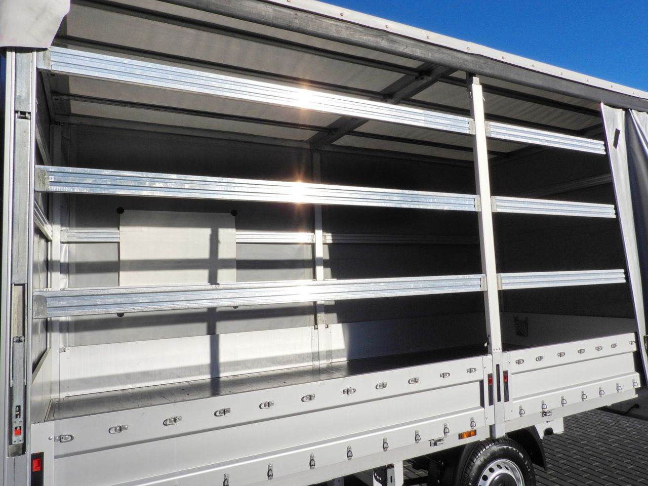Furgoneta con caja de lona RENAULT MASTER TARPAULIN 10 PALLETS WEBASTO CRUISE CONTROL LED LIGHTS PNEUMATICS AIR CONDITIONING  165HP: foto 25