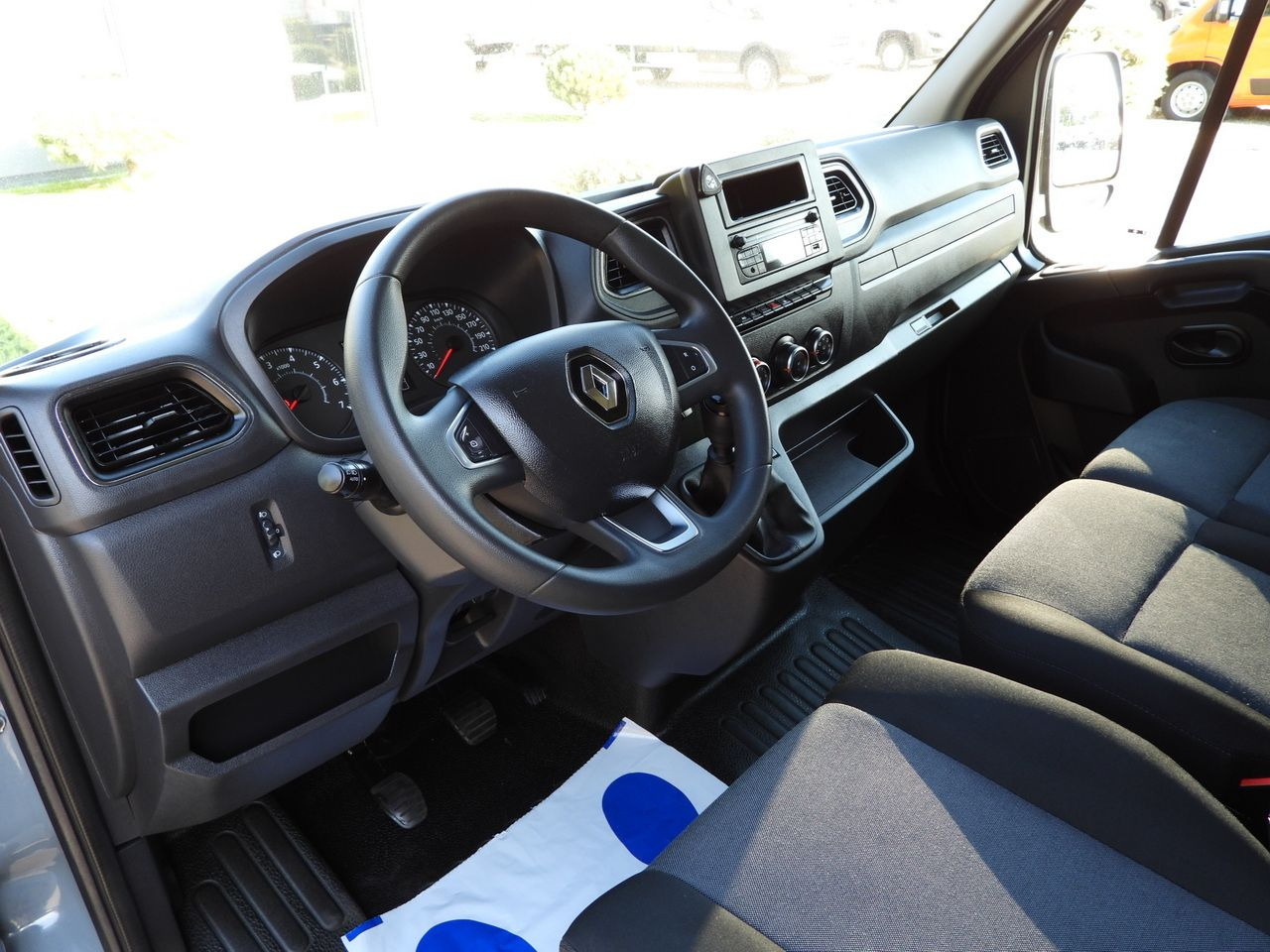 RENAULT MASTER TARPAULIN 10 PALLETS WEBASTO CRUISE CONTROL LED LIGHTS PNEUMATICS AIR CONDITIONING 165HP - Furgoneta con caja de lona: foto 2 RENAULT MASTER TARPAULIN 10 PALLETS WEBASTO CRUISE CONTROL LED LIGHTS PNEUMATICS AIR CONDITIONING 165HP - Furgoneta con caja de lona: foto 2