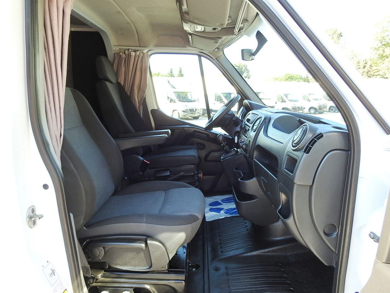 Leasing financiero de RENAULT MASTER TARPAULIN 8 PALLETS WEBASTO CRUISE CONTROL AIR CONDITIONING PNEUMATICS  170HP leasing RENAULT MASTER TARPAULIN 8 PALLETS WEBASTO CRUISE CONTROL AIR CONDITIONING PNEUMATICS  170HP: foto 39