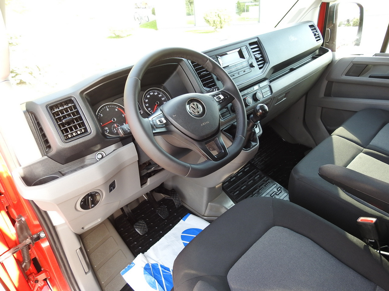 VOLKSWAGEN CRAFTER STAKE BODY DOUBLE CABIN DOKA 7 SEATS AIR CONDITIONING 140HP - Caja abierta furgoneta: foto 2 VOLKSWAGEN CRAFTER STAKE BODY DOUBLE CABIN DOKA 7 SEATS AIR CONDITIONING 140HP - Caja abierta furgoneta: foto 2