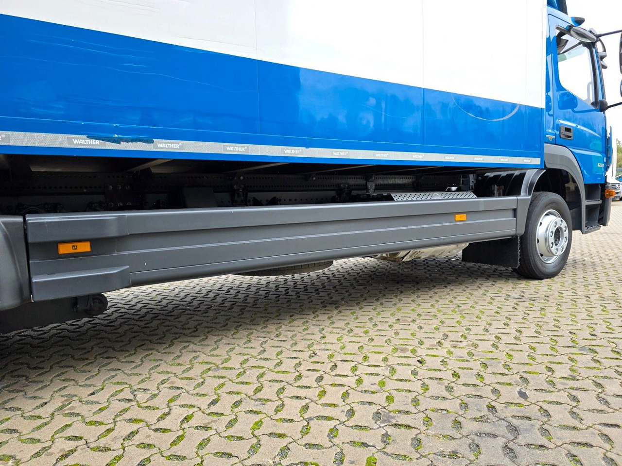 Camión caja cerrada Mercedes-Benz Atego 1221 / Ladebordwand: foto 11