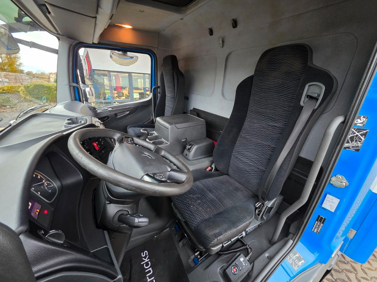 Camión caja cerrada Mercedes-Benz Atego 1221 / Ladebordwand: foto 31