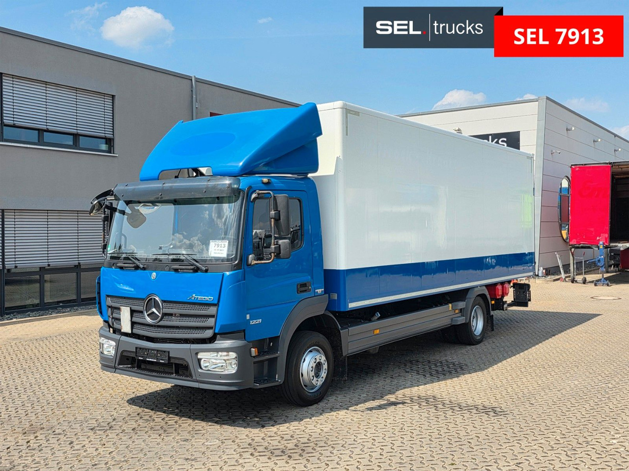 Mercedes-Benz Atego 1221 / Ladebordwand - Camión caja cerrada: foto 1 Mercedes-Benz Atego 1221 / Ladebordwand - Camión caja cerrada: foto 1