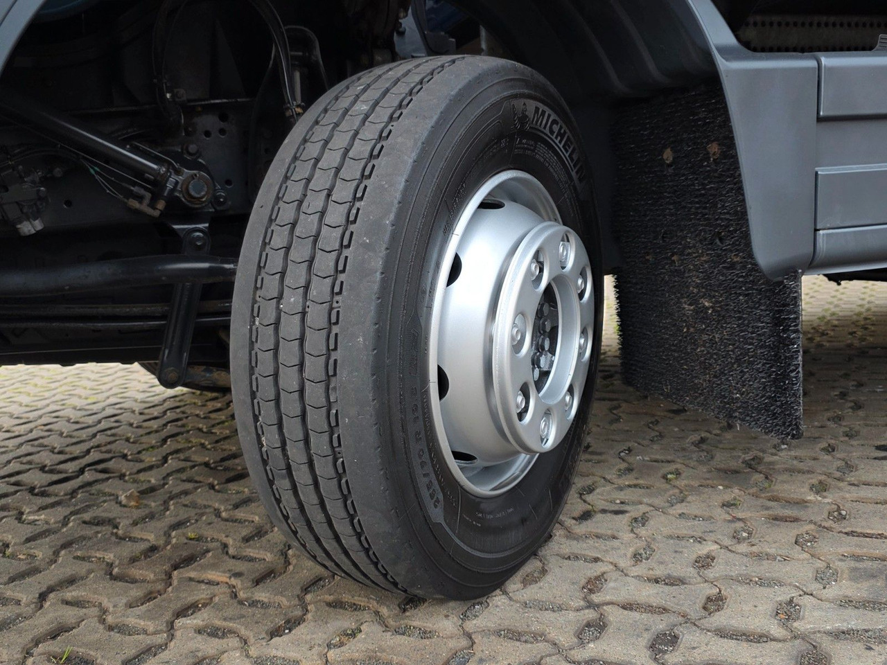 Camión caja cerrada Mercedes-Benz Atego 1221 / Ladebordwand: foto 47