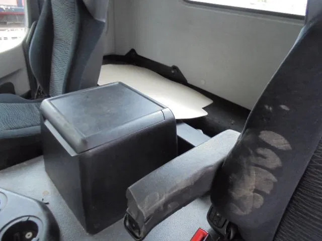 Cabeza tractora Mercedes-Benz Antos 1832 CABINE SCHADE FOR PARTS: foto 13