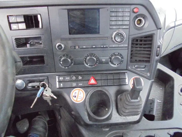Cabeza tractora Mercedes-Benz Antos 1832 CABINE SCHADE FOR PARTS: foto 12