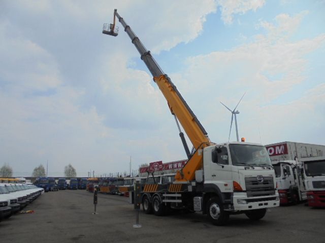 Camión con plataforma elevadora Hino 700 6X4 2IN STOCK: foto 6
