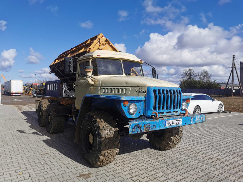 Foto del interior 1: Volquete camión Ural Ural 4320 dump truck