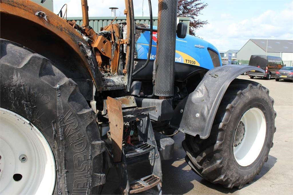 New Holland T7030 - Tractor: foto 3 New Holland T7030 - Tractor: foto 3