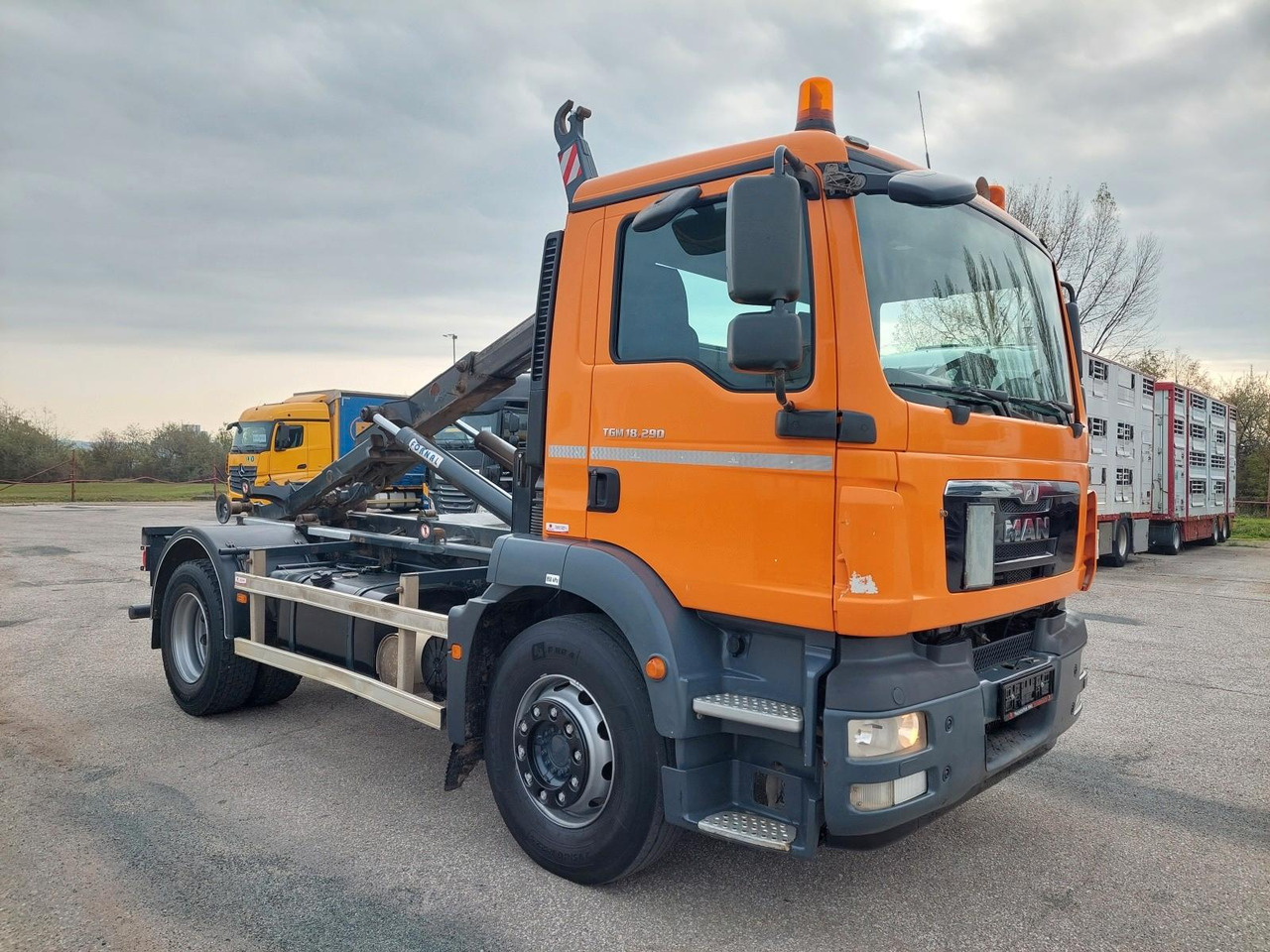MAN TGM 18.290 4X2 BB - Multibasculante camión: foto 2 MAN TGM 18.290 4X2 BB - Multibasculante camión: foto 2