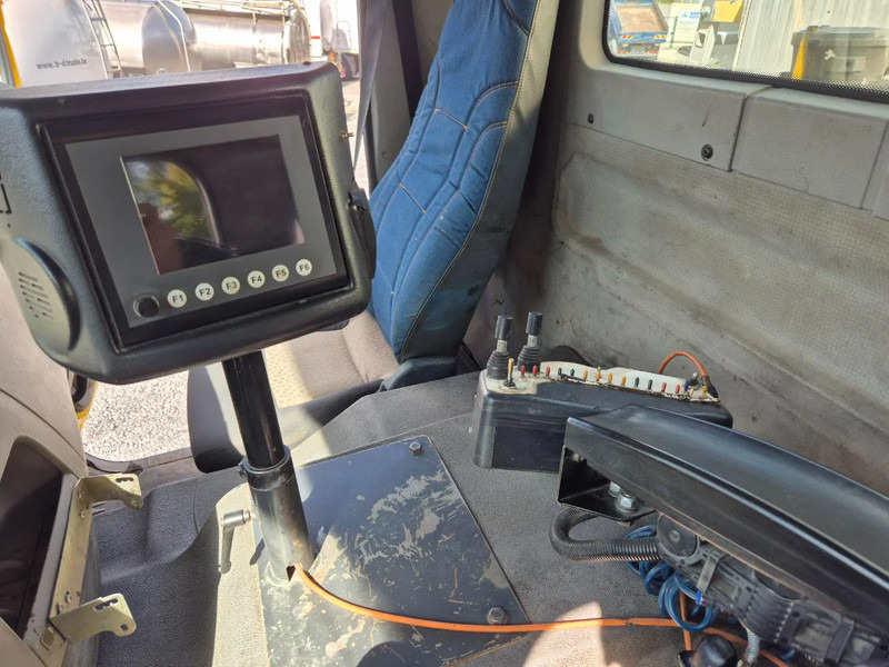 Camión para transporte de betún Renault Kerax 450 8X4 - PATA - SECMAIR CHIPSEALER - 6000L: foto 12