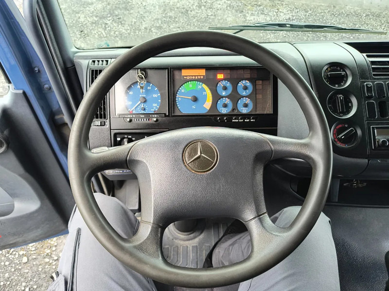 Foto del interior 2: Portavehículos camión Mercedes-Benz Atego 815 GARDEN - MATERIAL BOX - RAMPS