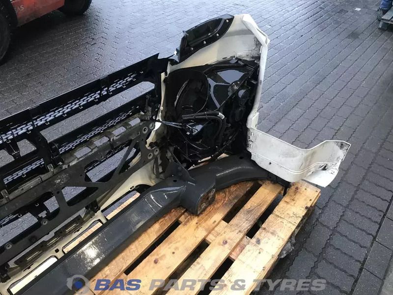 DAF XF106 Bumper DAF 2048272 - Parachoques para Camión: foto 5 DAF XF106 Bumper DAF 2048272 - Parachoques para Camión: foto 5