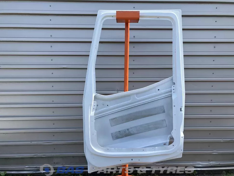 Renault T-Serie Portier Rechts Renault 7482702818 - Puerta y piezas para Camión: foto 2 Renault T-Serie Portier Rechts Renault 7482702818 - Puerta y piezas para Camión: foto 2