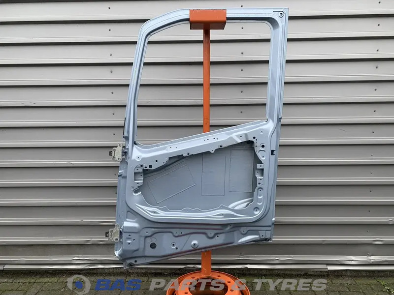 Volvo FH4 - Puerta y piezas para Camión: foto 2 Volvo FH4 - Puerta y piezas para Camión: foto 2