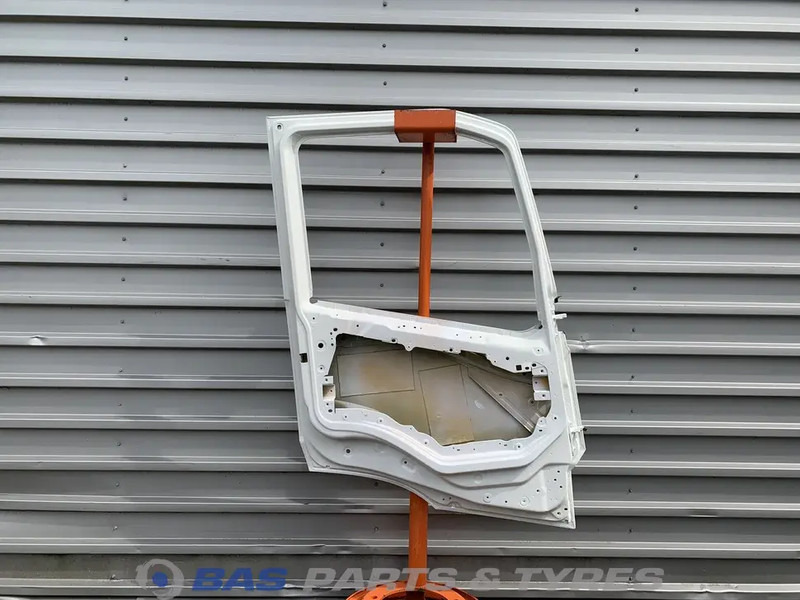Volvo FM5 - Puerta y piezas para Camión: foto 2 Volvo FM5 - Puerta y piezas para Camión: foto 2
